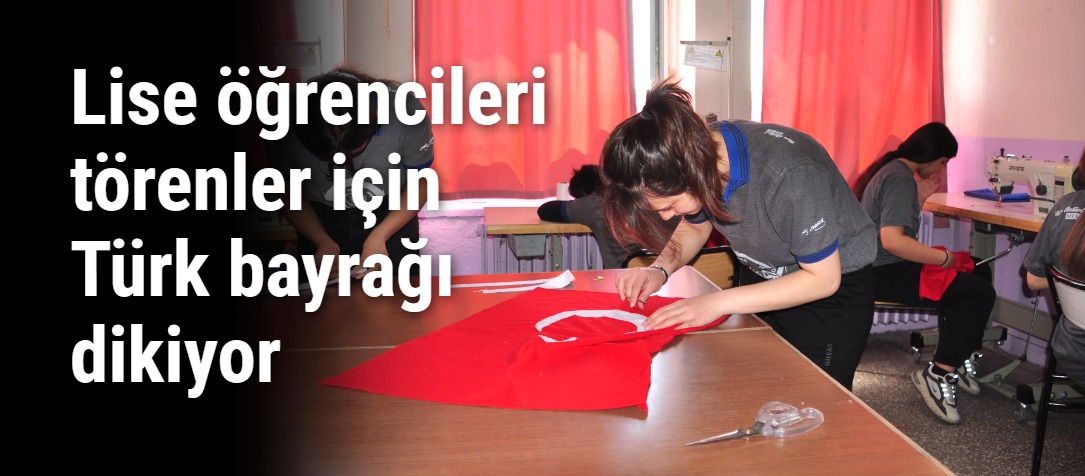 Lise öğrencileri törenler için Türk bayrağı dikiyor